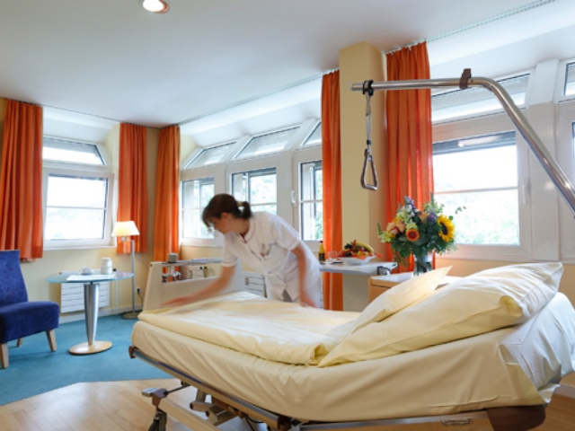 Patientenzimmer in der ATOS Klinik Heidelberg